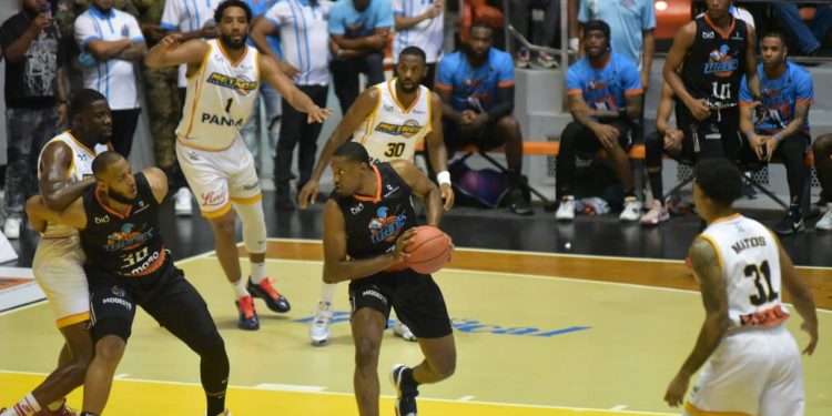 TYRAN LATTIBEAUDIERE (35) Y JONATHAN ARAUJO (30), TITANES JHERY MATOS (31), NORRIS COLE (30), JUAN GUERRERO (1) Y HENRY SIMS (21), METROS