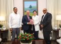 (foto) La vicepresidenta Raquel Peña recibe un ejemplar del libro Capital y Humanidad, de la autoría de los economistas doctores Jacqueline Boin y José Serulle Ramia.