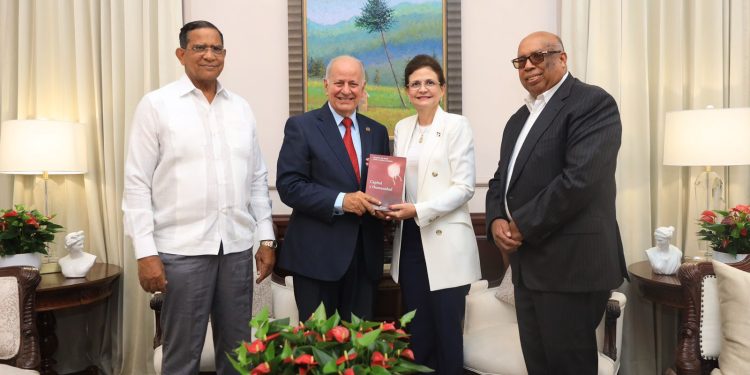 (foto) La vicepresidenta Raquel Peña recibe un ejemplar del libro Capital y Humanidad, de la autoría de los economistas doctores Jacqueline Boin y José Serulle Ramia.