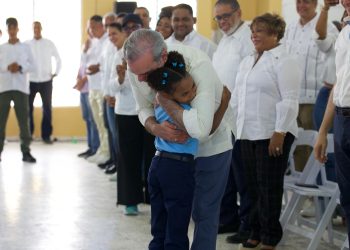 Abinader y niña estudiante