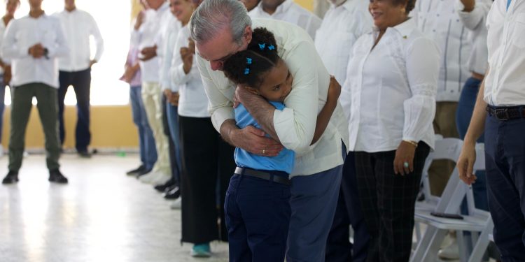 Abinader y niña estudiante