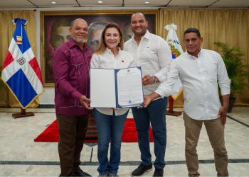 Carolina Mejía reconocida en Salcedo