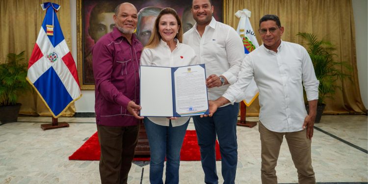 Carolina Mejía reconocida en Salcedo