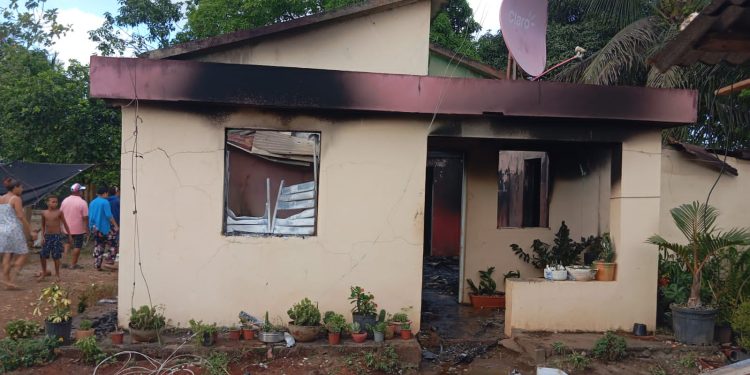 Casa consumida por incendio