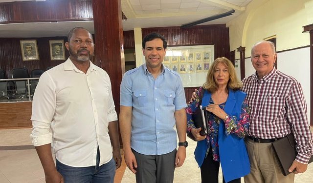 El ministro de Cultura, Roberto Ángel Salcedo, junto a los directivos de la FCA, Jacqueline y José Serulle Ramia. (1)