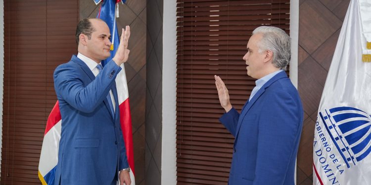 Luis Miguel De Camps juramenta a Adolfo Pérez De León