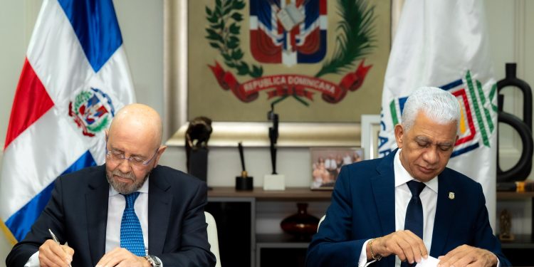 Ricardo de los Santos y rector Unicaribe