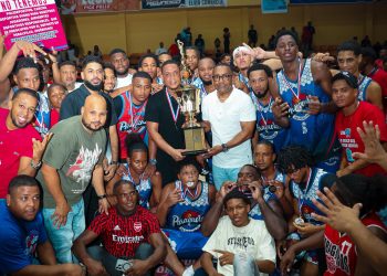 Victor Pichardo y jugadores de Yamasá