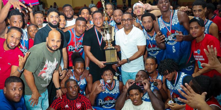 Victor Pichardo y jugadores de Yamasá