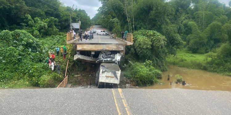 Colapsa puente une Yamasá con Don Juan
