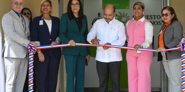 Director General de la DGII, Luis Valdez Veras, durante el corte de cinta del Centro de Transacciones VHM Los Minas
