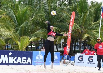 Julibeth Payano realiza un saque