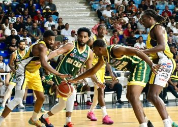LJ Figueroa, del Rafael Barias, y Juan Guerrero, de San Carlos, se disputan un balón junto a Tyran De La Ttibeaudiere y Austin Trice.