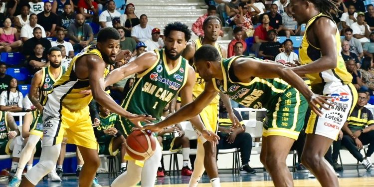 LJ Figueroa, del Rafael Barias, y Juan Guerrero, de San Carlos, se disputan un balón junto a Tyran De La Ttibeaudiere y Austin Trice.