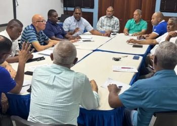Nelson Ramírez, Comisionado del TBS Distrito 2025, junto a los directivos de Abadina y delegados de los clubes.