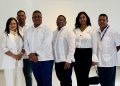 Sarah Hernandez junto a directivos de AdompreturPuerto Plata.