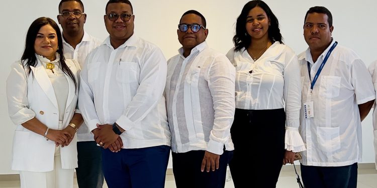 Sarah Hernandez junto a directivos de AdompreturPuerto Plata.