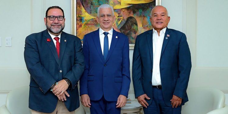 Senandores Ricardo de los Santos, Rogelio Genao y director Agua INAPA
