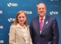 Anabel González, vicepresidenta de Países del BID, y Magín Díaz, ministro de Hacienda y Economía.