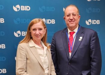 Anabel González, vicepresidenta de Países del BID, y Magín Díaz, ministro de Hacienda y Economía.