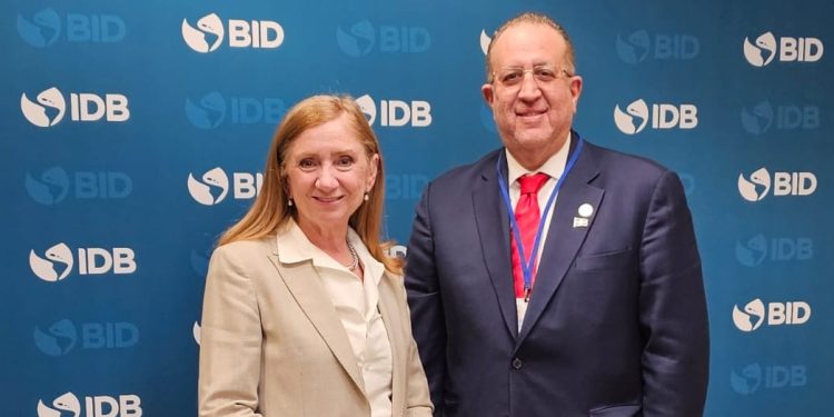 Anabel González, vicepresidenta de Países del BID, y Magín Díaz, ministro de Hacienda y Economía.