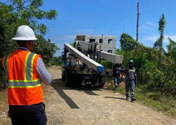 Edeeste inicia proyecto de electrificación en Brisas del Mar, Sabana de la Mar