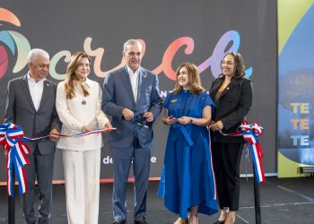 Ricardo de los Santos, Carolina Mejía, Luis Abinader, Lucile Houellemont y Dhaurellys D´Aza