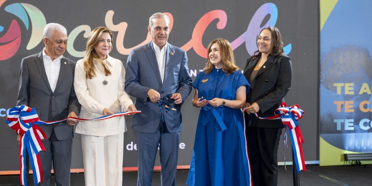 Ricardo de los Santos, Carolina Mejía, Luis Abinader, Lucile Houellemont y Dhaurellys D´Aza