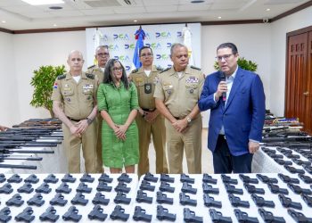 Yayo entrega armas a la armada