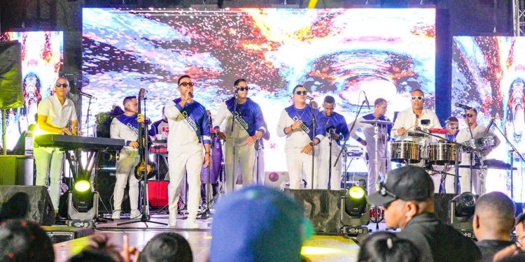 Chiquito Team Band trajo desde el primer acorde la elegancia, el swing y la potencia de la salsa dominicana moderna