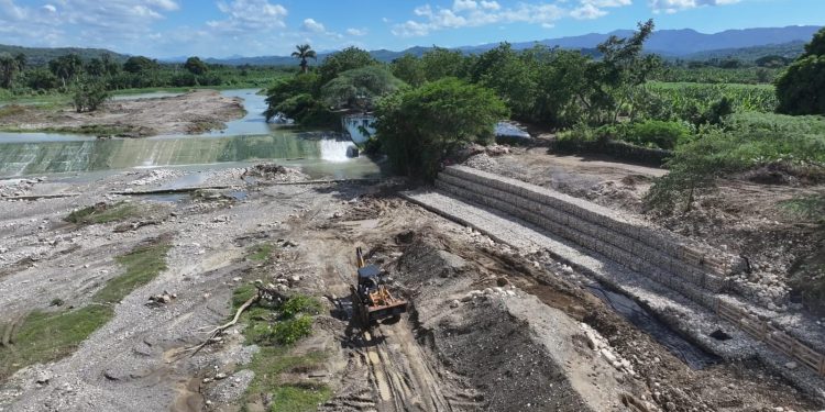 En Villa Isabela, se inició la construcción de muros en gaviones en el río Bajabonico, próximo al dique de Belloso, que también será rehabilitado.