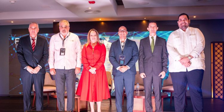 Principal Marcelo Ballester, Enrique de Marchena, Betina Rey, Celio Mercedes, Santiago Sicard y Carlos Ruíz