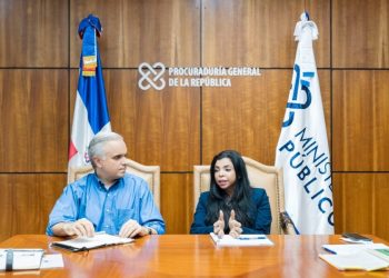 El ministro de Educacion Luis Miguel De Camps y la procuradora Yeni Berenice 900x600