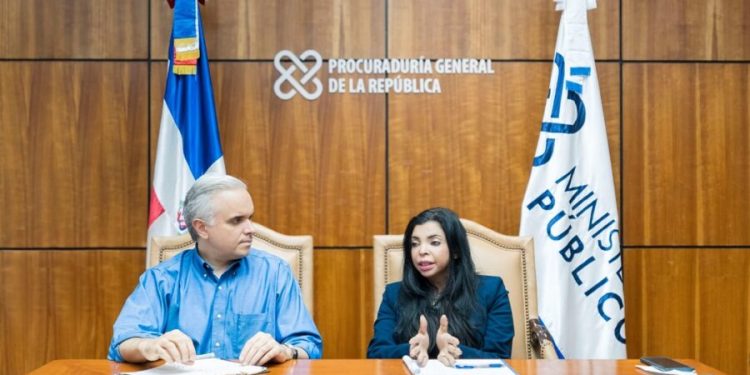 El ministro de Educacion Luis Miguel De Camps y la procuradora Yeni Berenice 900x600