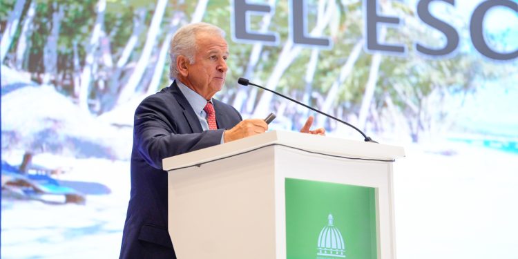 Felipe Larraín durante su ponencia en el Conversatorio sobre el contexto económico contemporáneo