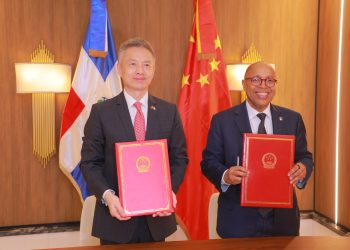 La entrega oficial fue encabezada por el embajador chino en el país, Chen Luning, quien hizo entrega de los equipos al presidente de la Cámara de Diputados, Alfredo Pacheco