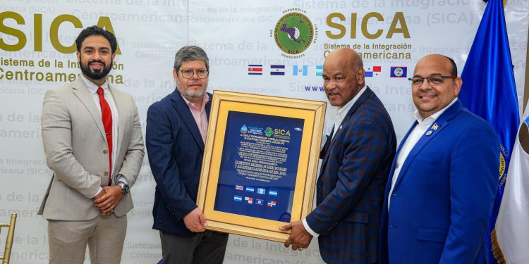 Warcar Martinez recibe reconocimiento