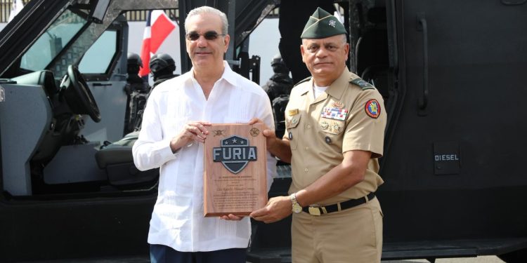 Abinader y director del EN