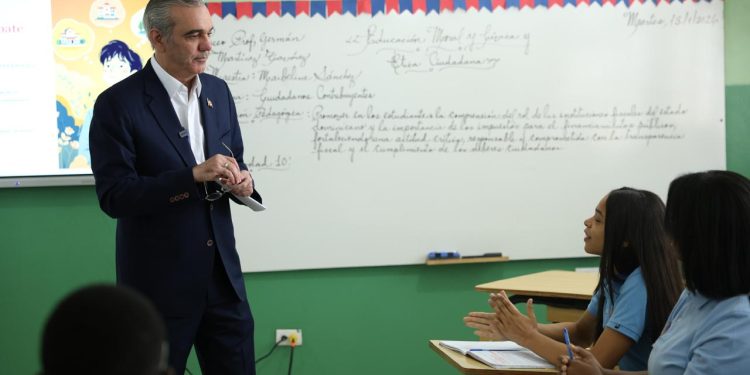 Abinader y estudiantes