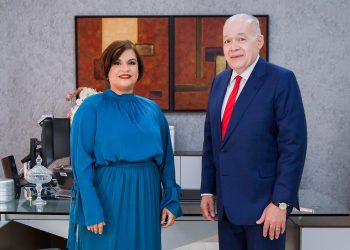 El Director General de Impuestos Internos, Pedro Urrutia junto a la Gerente de Comunicación Estratégica y conductora de DGII 360, Marleny Hernández 1