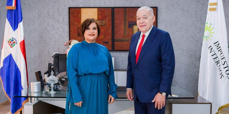 El Director General de Impuestos Internos, Pedro Urrutia junto a la Gerente de Comunicación Estratégica y conductora de DGII 360, Marleny Hernández 1