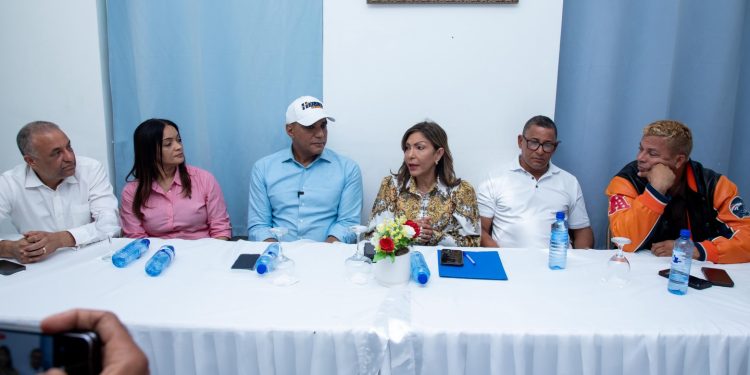 2 Geanilda Vásquez encabeza encuentro con alcaldes y diputados de Gaspar Hernández por problemática de inundaciones