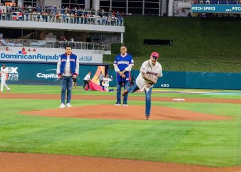 Abinader lanza primera bola
