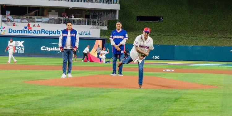 Abinader lanza primera bola