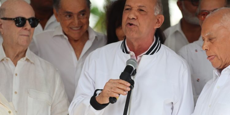 Dirigente honran a Peña Gómez