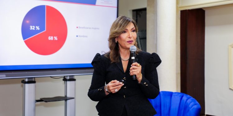 Geanilda Vásquez dicta conferencia sobre brechas de género y liderazgo femenino en RD (3)