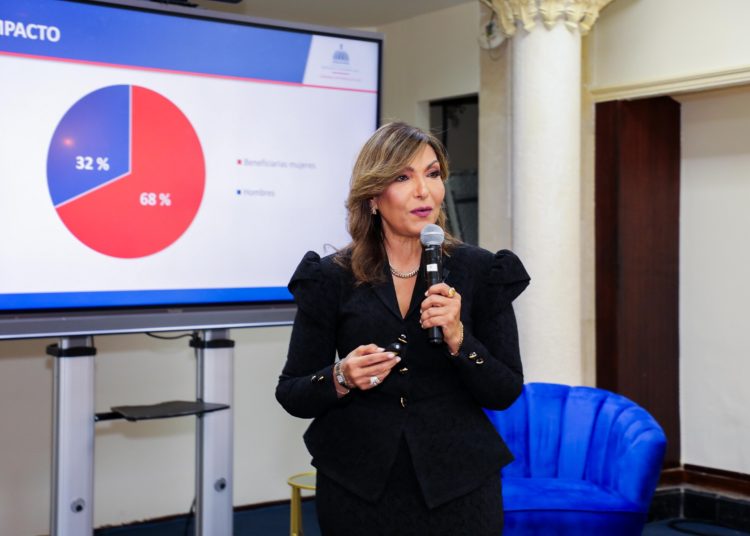 Geanilda Vásquez dicta conferencia sobre brechas de género y liderazgo femenino en RD (3)