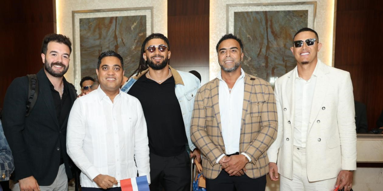 Kelvin Cruz y jugadores dominicano