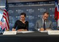Michelle Giuda y Guido Gómez Mazara firmando acuerdo para fortalecer diplomacia tecnología de RD.