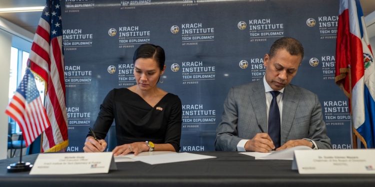 Michelle Giuda y Guido Gómez Mazara firmando acuerdo para fortalecer diplomacia tecnología de RD.